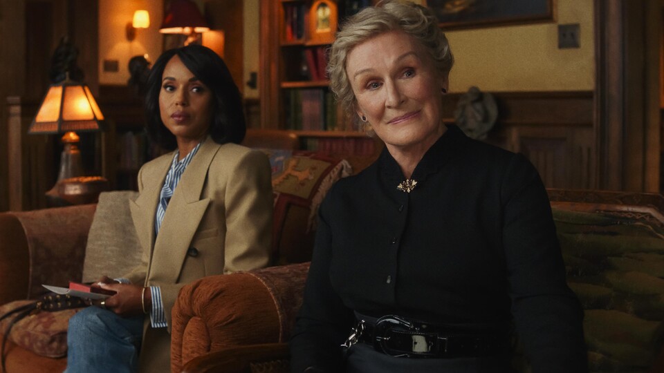 Das sind die Anwältin Vera Draven (Kerry Washington) und die gläubige Kirchendame Martha Delacroix (Glenn Close). Bildquelle: Netflix