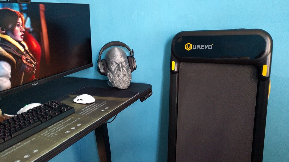 Hier steht es gerade in meinem Homeoffice. Inzwischen benutze ich mein Walkingpad aber vielmehr im Wohnzimmer vor der Spielekonsole. (Bildquelle: Nele WobkerGameStar Tech)