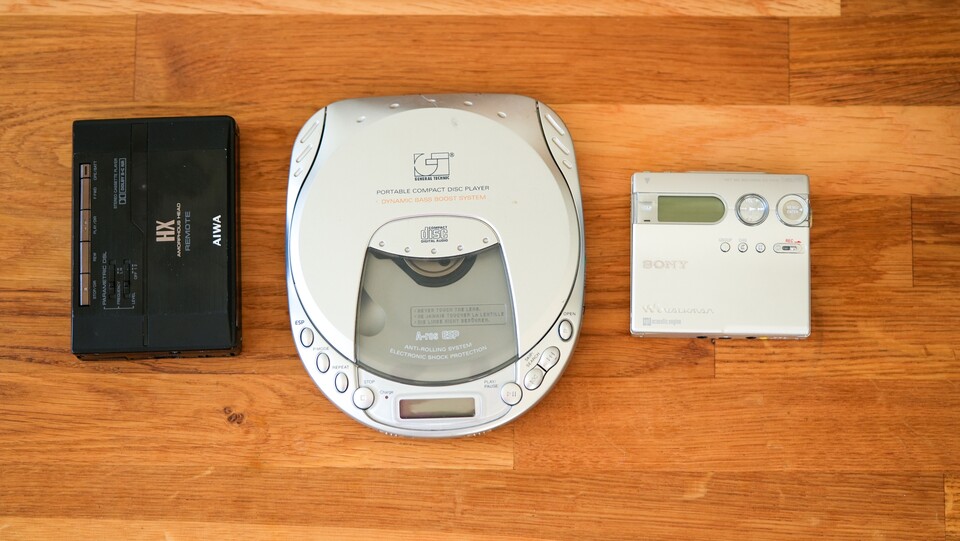 Einfach anstecken: Vor allem für ältere Audiogeräte sind Kabelkopfhörer unerlässlich. (Bild: GameStar Tech)