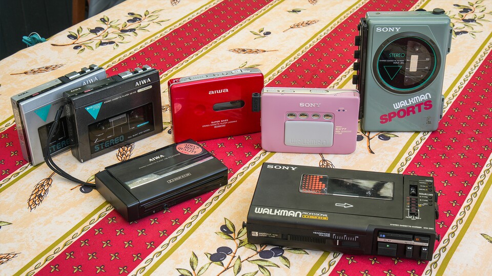 Meine aktuelle Sammlung an tragbaren Geräten. Der Brocken unten rechts ist der Sony WM-D6C. (Bildquelle: GameStar Tech)