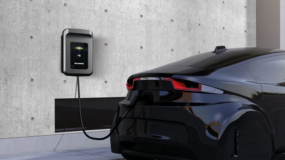 Elektroautos sind bereits mit einer sehr großen Batterie ausgestattet, deren Lebensdauer laut aktuellen Studien deutlich höher ausfällt als ursprünglich befürchtet. Einige lassen sich mit geeigneten Wallboxen nutzen, um auch das Haus zu versorgen und bei Sonne Solarüberschuss zu laden. (Bildquelle: e-mobilio GmbH)