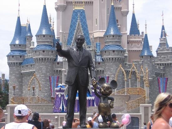 Das ist die berühmte Walt-Disney-Micky-Maus-Statue.