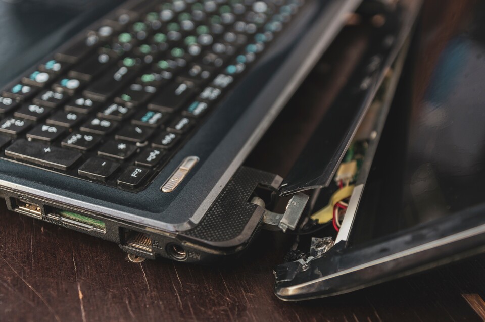 Spätestens wenn euer Notebook so aussieht, ist es Zeit für eine Neuanschaffung. (Quelle: Adobe Stock pahaphotos)