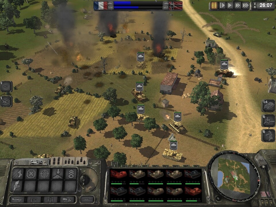 In einem Bauerndorf entbrennt ein Panzergefecht zwischen deutschen und französischen Panzern.