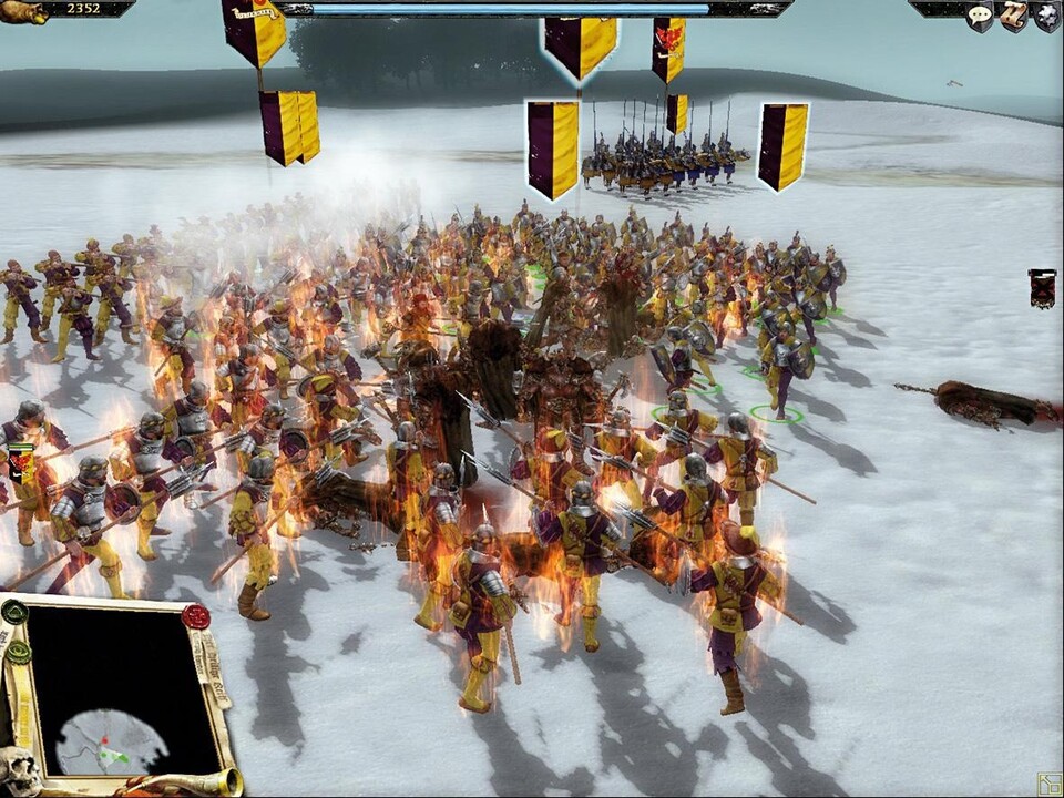 Kaiserliche Pikeniere und Schwertkämpfer greifen Chaoskrieger an. Der Kampfmagier stärkt sein Regiment mit einem Flammenzauber.