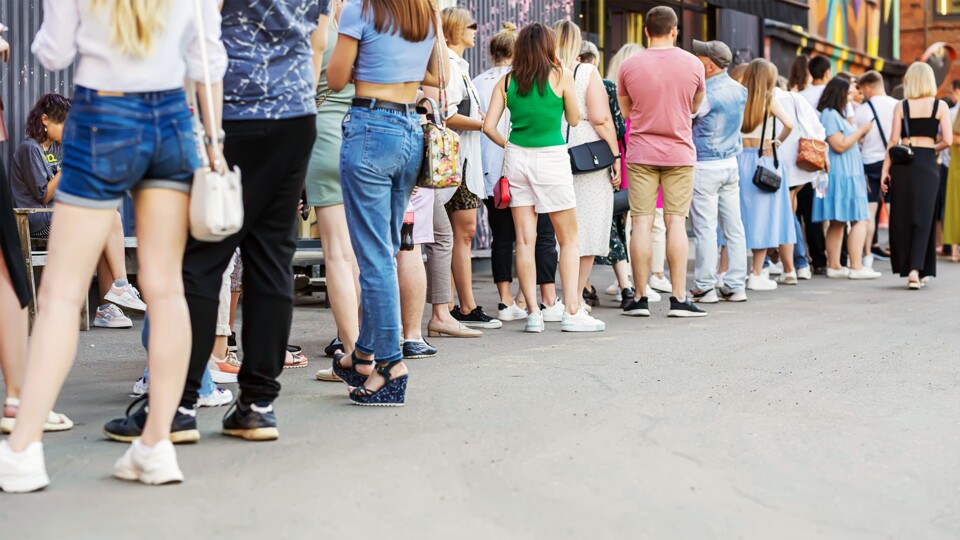 Wen es vor so einer Warteschlange graust, kann in New York einen Line Dude anheuern. (Bild: svetlanais - adobe.stock.com)