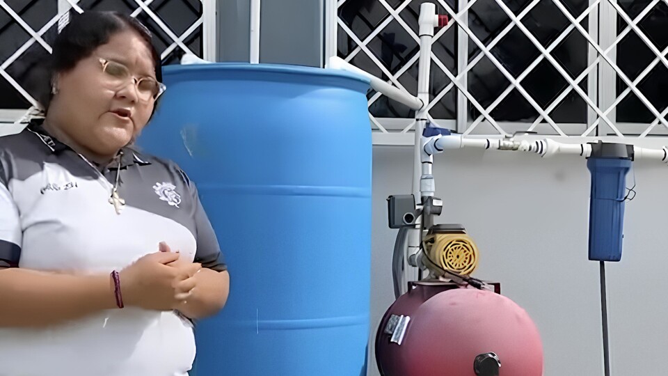 Dania Yasaret Saldaña Martínez und ihre wasserspendende Erfindung.
(Bildquelle: Facebook, Premio Nacional Juvenil del Agua)