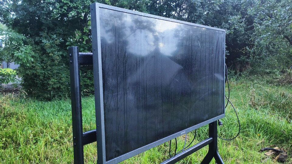 Regen ist für den Sylvox-Fernseher kein Problem, für mich, der ich davor hocke aber schon. Der Fernseher bietet den Wetterschutz aber auch eher, um draußen stehen gelassen werden lassen statt bei Regen zu zocken oder fernzusehen.