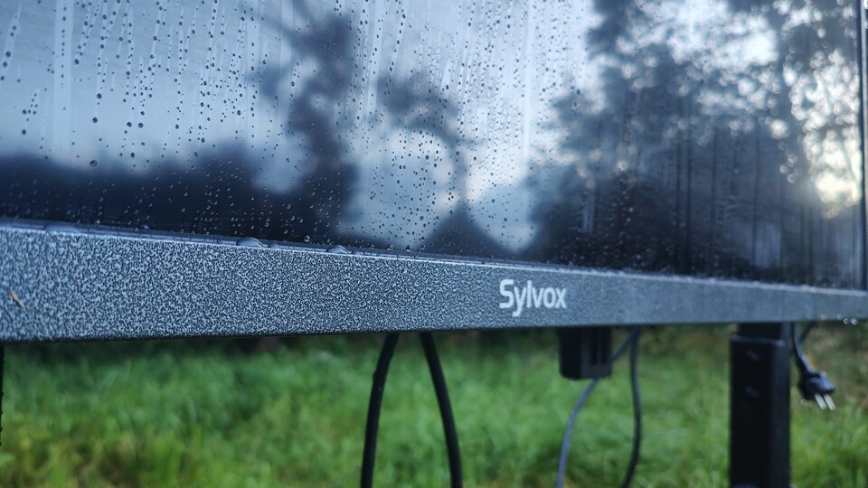 Die gewohnt schmalen Bildränder modernerer Fernseher bietet der Outdoor-TV nicht - das nehme ich ihm aber nicht übel, schließlich braucht es eine wetterfeste Hülle gegen den Sommerregen.