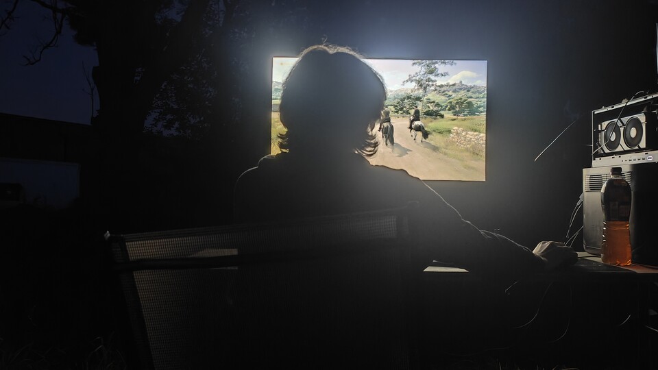 Mein Sohn hilft beim Testen: Auch das neue Mafia lässt sich gut zocken und das dank 120 Hz auch sehr geschmeidig. Die Bildqualität selbst ist aber gewöhnungsbedürftig und entspricht eher dem eines günstigen Einsteiger-Fernsehers.