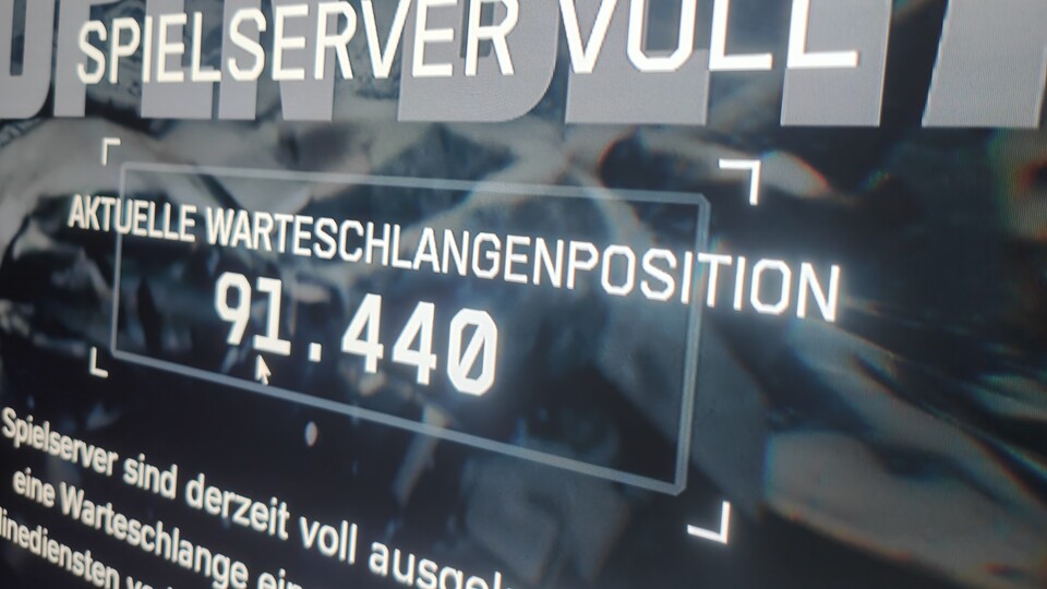 In der Warteschlange der Beta von Battlefield 6 mit viel dunklem Hintergrund stören die starken Spiegelungen des Fernsehers - hohe Helligkeit hin oder her.