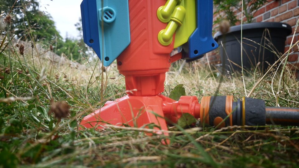 Wasser nachladen einfach gemacht: Per Gardena-Stecksystem wird die Ladebasis flott mit dem Gartenschlauch verbunden und die Nerf effektiv geladen.