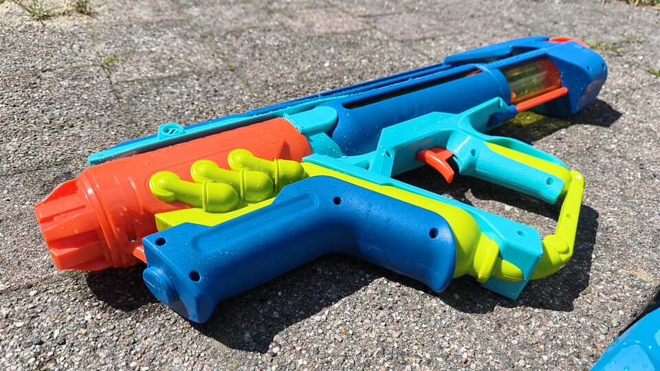 Der Nerf Super Soaker fehlt der Flair erwachsener wirkender Wasserpistolen - wenn ihr darauf verzichten könnt, wäre sie aber trotzdem mein Tipp.