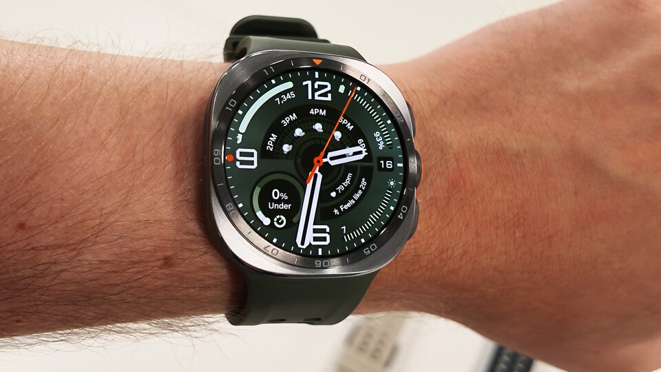 Die Uhr müsste für mein Handgelenk etwas schmaler sein. Aber immerhin wird sie ihrem Namen »Ultra« gerecht. (Bild: Patrick S. GameStar Tech)