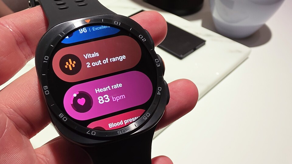 Die Uhr reagiert sehr zügig und das Design wirkt auf mich sehr aufgeräumt. Im Test schaue ich mir Wear OS 7 genauer an. (Bild: Patrick S. GameStar Tech)