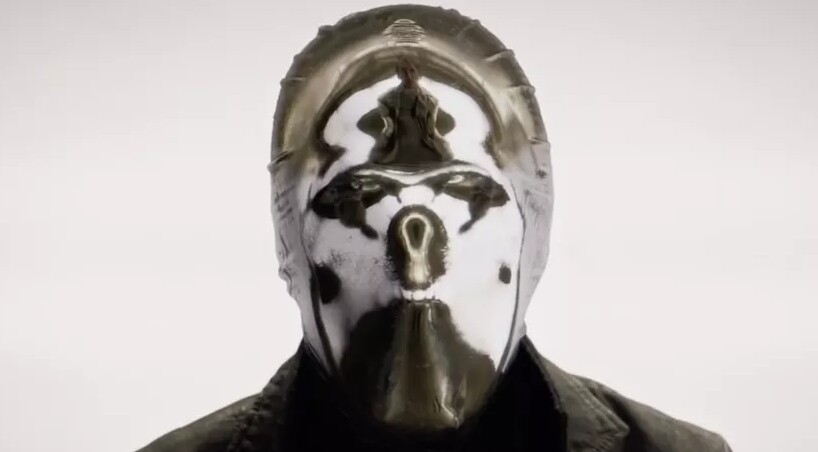 Der Detektiv Looking Glass (Tim Blake Nelson) erinnert nicht nur aufgrund seiner Maskierung an den Watchman Rorschach.
