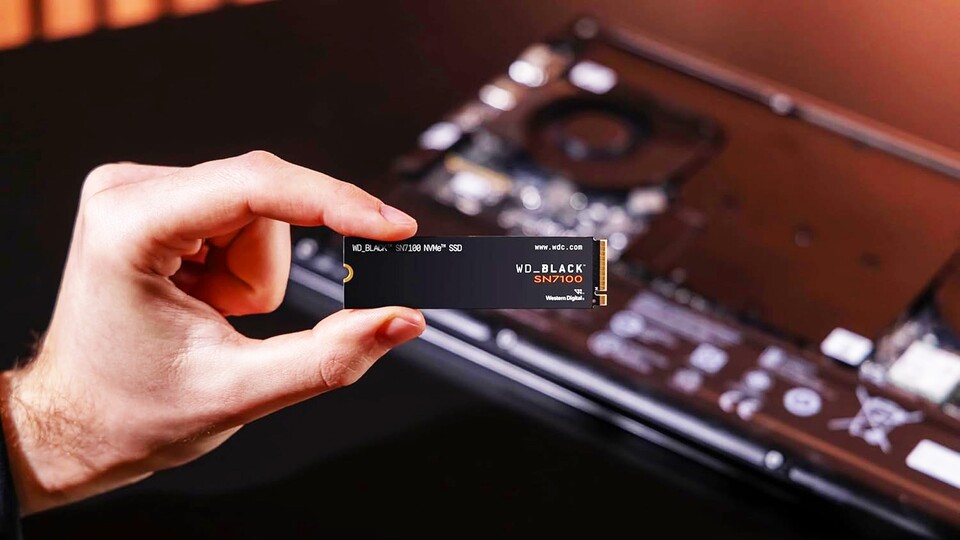 Klein aber fein: Selbst eine der größten NVMe SSDs wie die SN7100 ist gerade einmal 22 Millimeter breit und 80 Millimeter lang.
