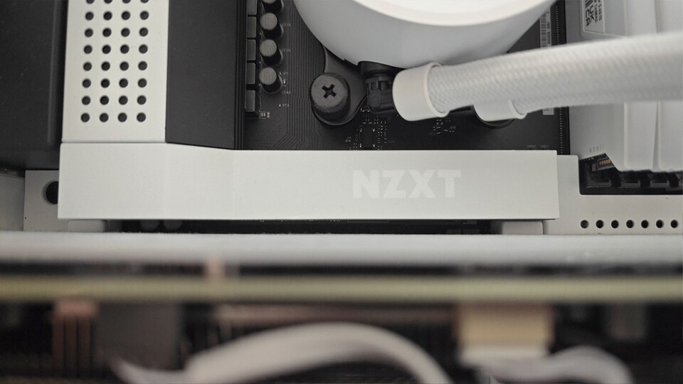 Sowohl das NZXT N7 als auch meine anderen Mainboards verfügen vom Werk über einen M.2 Kühlkörper.