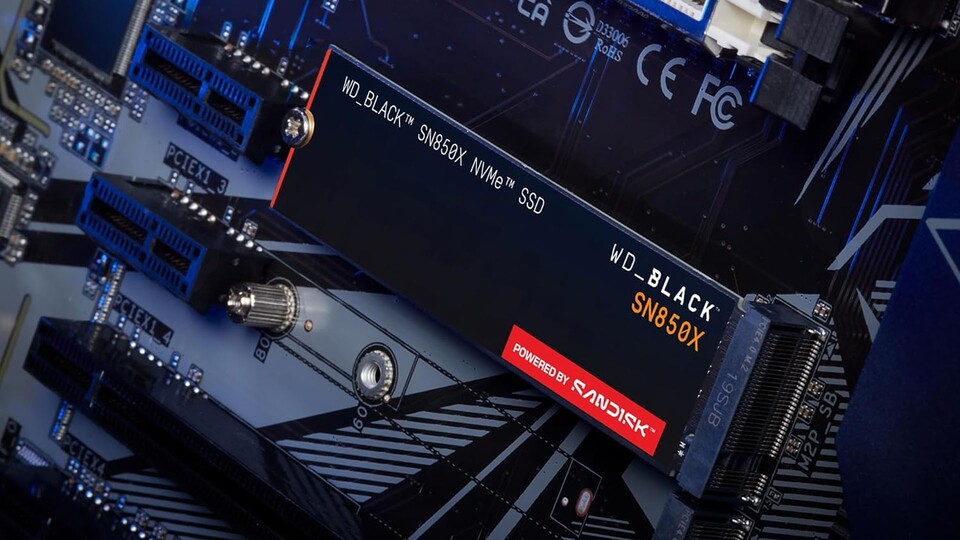 Eine PCIe SSD hat ihren eigenen Platz auf dem Mainboard und kann dank NVMe-Protokol viel schneller Daten übertragen als herkömmliche SATA-Datenträger.