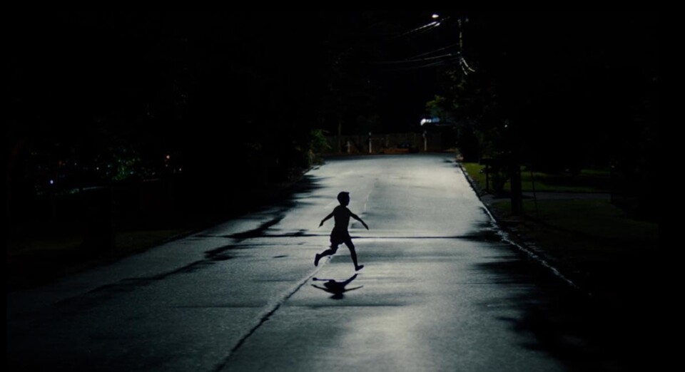 Auch mit seinen Bildern schafft es Weapons den ganzen Film hindurch, eine fantastische Balance zwischen Komik und Ernsthaftigkeit einzufangen. (Bildquelle: Warner Bros.)