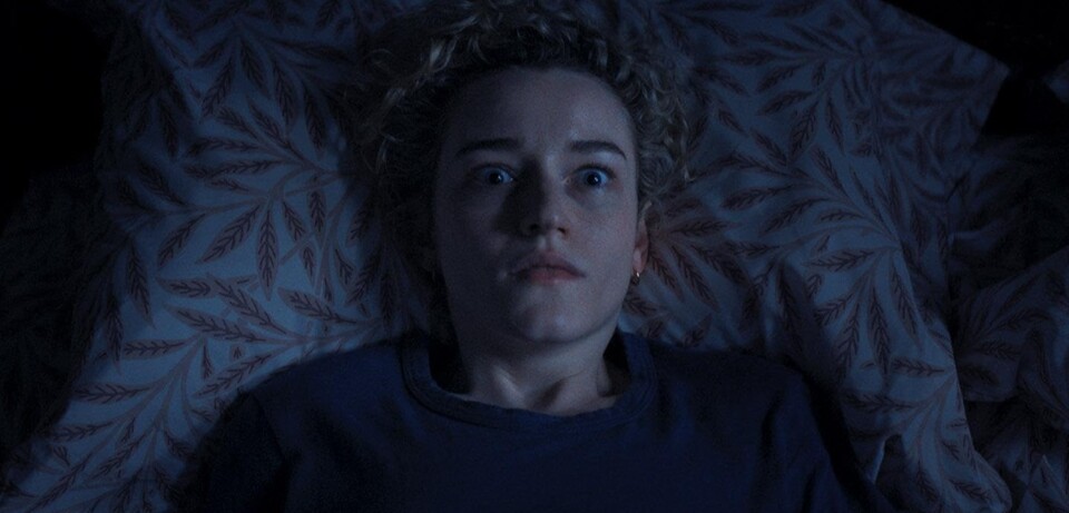 Lehrerin Justine (Julia Garner) wirkt selbst inmitten der überdrehten Inszenierung nicht wie eine Lachnummer – ich nehme Cast und Charaktere trotz des absurden Kontexts ernst.