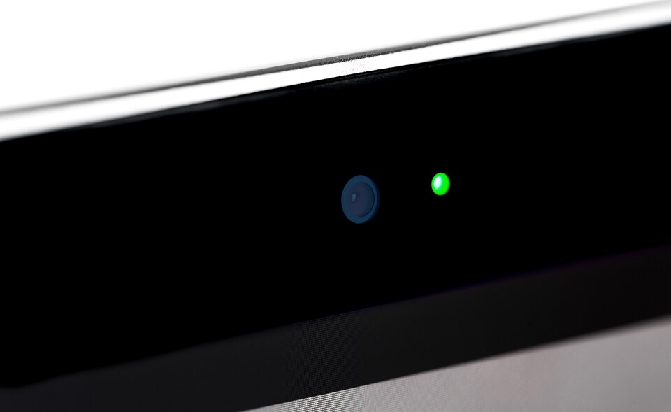 Viele Laptops haben eine LED direkt neben der Webcam. Leuchtet diese, ist die Kamera aktiv. (Bildquelle: Adobe Stock prima91)