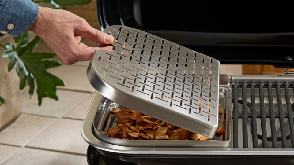 Der Weber Lumin ist zwar ein Elektrogrill, kann aber auch räuchern.