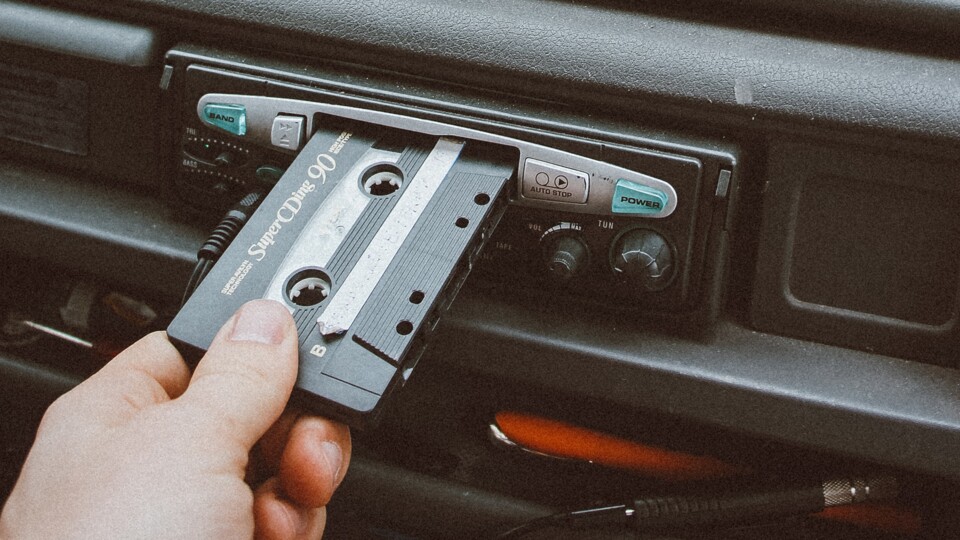 Laut Hörensagen liegt das Hören von Musikkassetten wieder voll im Trend. Ob das auch bei Autofahrten gilt, darf bezweifelt werden. (Tobias TulliusUnsplash)