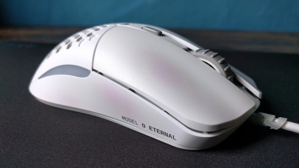 Hier ist ein aktuelles Beispiel für eine verfärbte Gaming-Maus, die ich momentan teste und bis auf die Verfärbungen wirklich gut finde. Ein Modell von Glorious. (Bildquelle: Nele WobkerGameStar Tech)