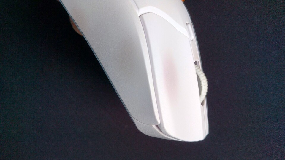 Die Verfärbungen können bei allen Maus-Produzenten auftreten. Hier abgebildet ist eine Maus von HyperX. (Bildquelle: Nele WobkerGameStar Tech)