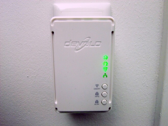 Wenn die LEDs für Betrieb, Powerline-Verbindung und WLAN grün leuchten, ist das Netzwerk einsatzbereit.