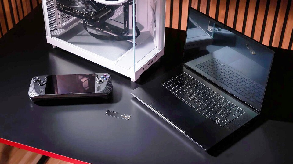 Die NVMe SSD im Größenvergleich: Unglaublich, wie viel Speicher auf so kleinen Raum passt.