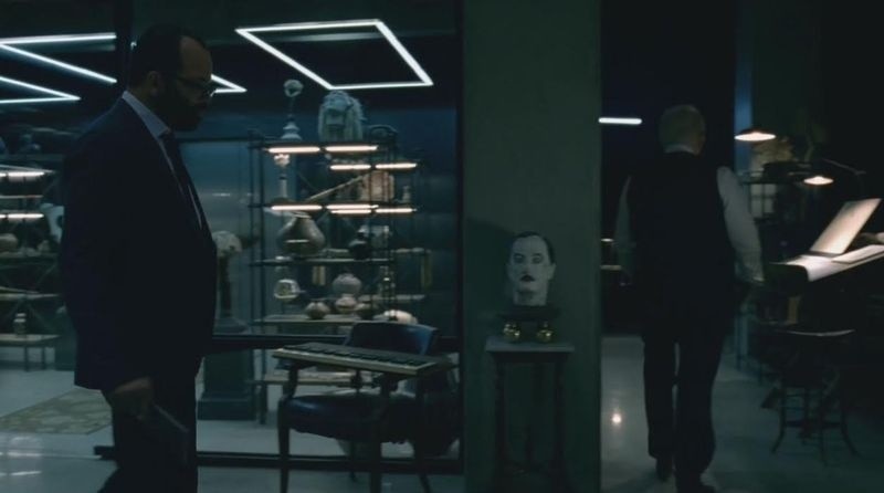 Szene aus der Sci-Fi-Serie Westworld mit einer Maske, die Ähnlichkeit mit Sander Cohen aus BioShock hat.
