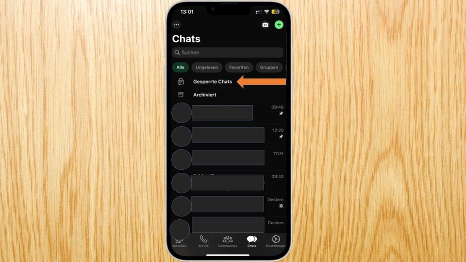 Die Chats tauchen nun unter »Gesperrte Chats« auf. Zwar sind sie nun extrageschützt, aber ganz geheim sind sie somit ja nicht.