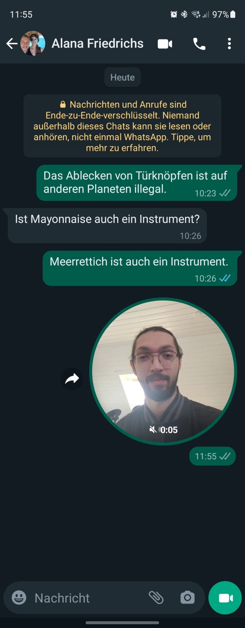 Ein total echter Chatverlauf mit meiner Kollegin Alana.