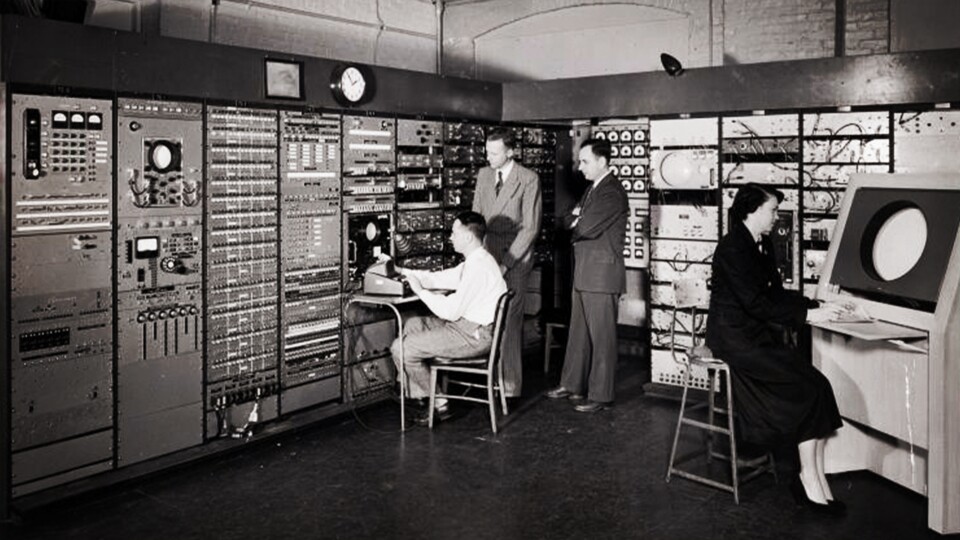 Ein einziger Computer musste in den 1950ern noch von mehreren Menschen bedient werden. (Bild: MIT Museum)
