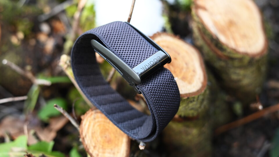 Das Whoop 4.0 kam 2021 auf den Markt. Es besitzt kein Display und ist dafür konzipiert, rund um die Uhr am Handgelenk getragen zu werden.