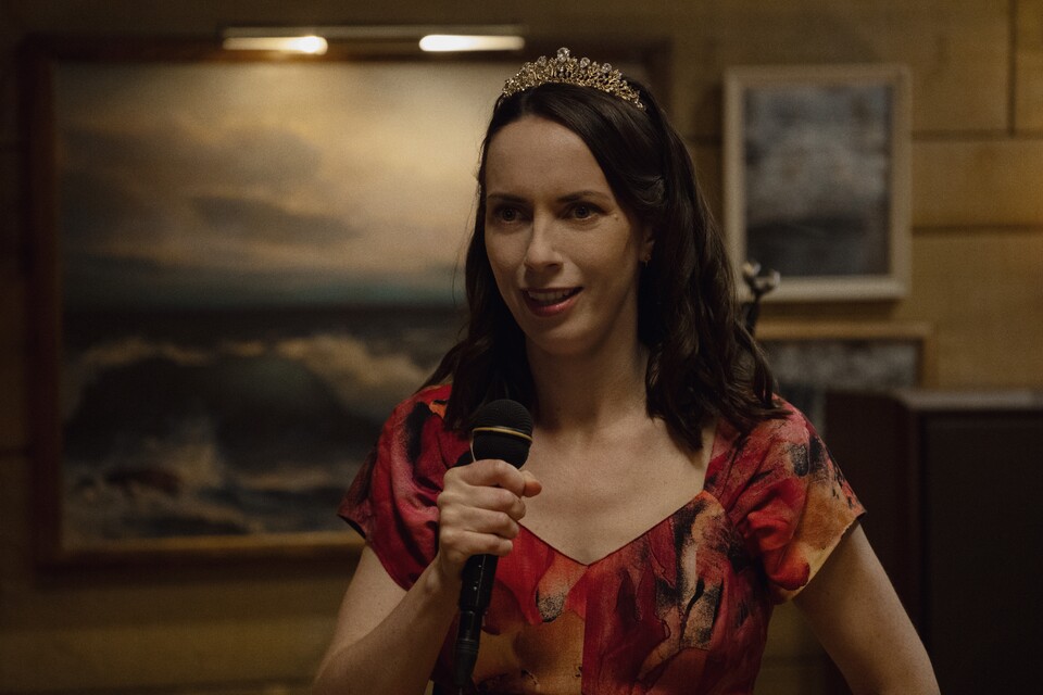 Viele Charaktere in Widows Bay sind mir suspekt – aber ich kann nicht anders, als sie gern zu haben. Patricia beispielsweise ist die Unbequemlichkeit in Person. Und ich liebe sie. (Bildquelle: Apple)