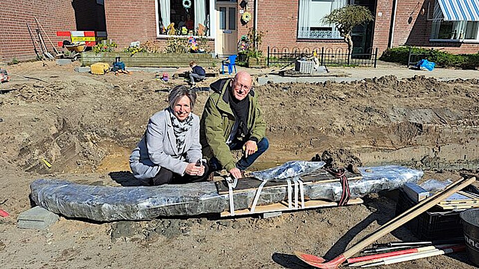 Bürgermeisterin Petra Doornenbal und Stadtrat Bert Lubbinge waren zufällig in der Nähe, als der Balken gefunden wurde. (Bild: wijkbijduurstede.nl)