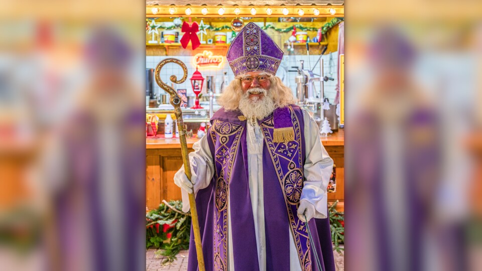 Um auch Bilder abseits von Demos oder ernsten Themen zu machen, fotografiert Tim zahlreiche Veranstaltungen in seiner Heimat – wie etwa einen Nikolaus auf dem Hofer Weihnachtsmarkt. (Bildquelle: By PantheraLeo1359531, Own Work, CC BY 4.0, via Wikimedia)