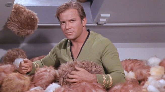 Schon William Shatner als Captain James T. Kirk hatt in Star Trek mit den Tripples alle Hände voll zu tun.