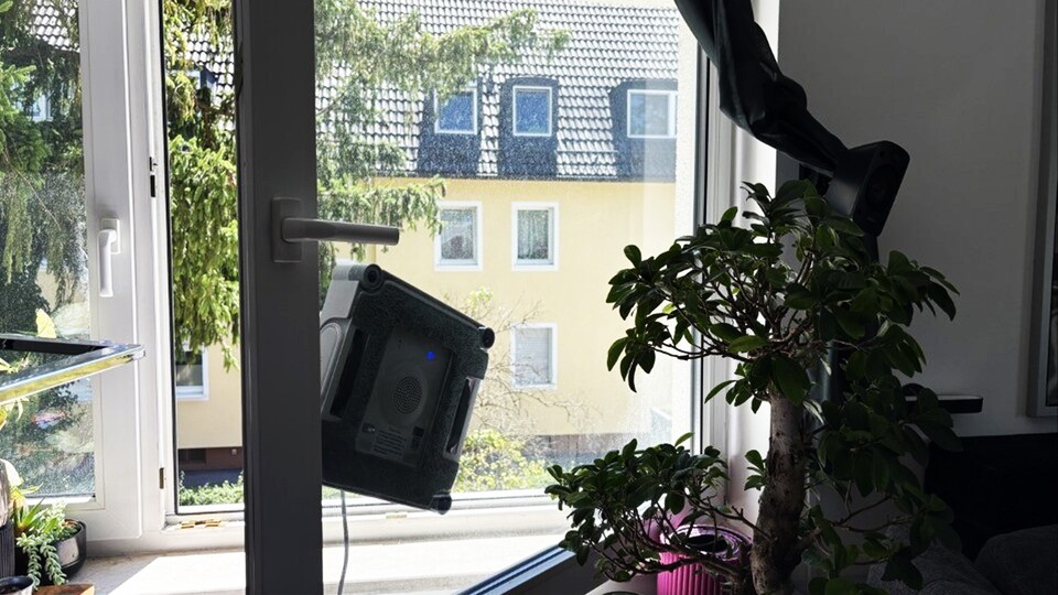 Der Winbot WS2 Omni saugt sich ab Fenster fest und fährt dann fröhlich seine Bahnen, während er sauber macht!