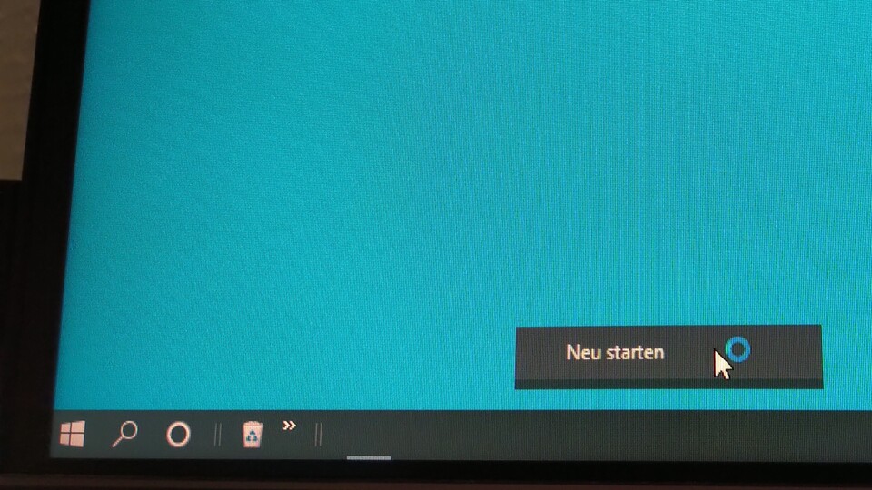 Nutze ich meinen PC nach dem Booten zu früh, verweigert mir Windows 10 auch den Neustart per Startmenü - allerdings nicht, ohne mir die Reste der Neustart-Option hämisch weiter anzuzeigen.