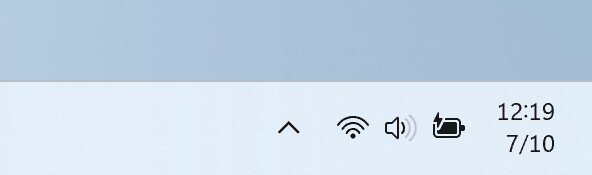 Datum und Uhrzeit verkürzt auf der Taskleiste. Quelle: Microsoft