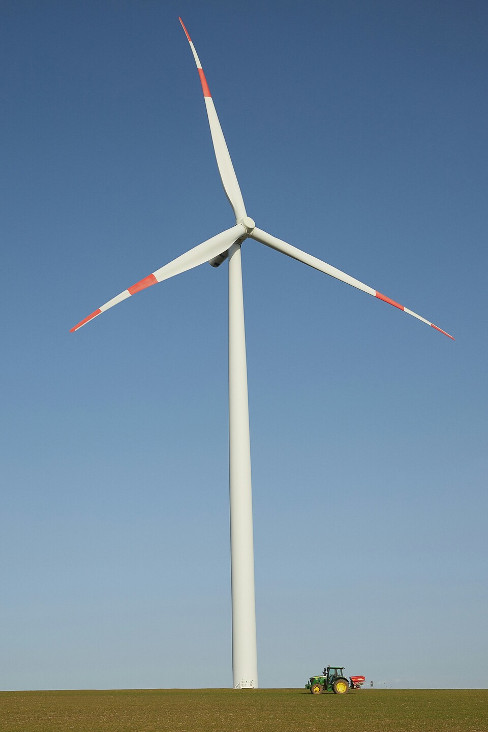 Windturbinen wie diese eindrucksvolle Anlage stellen auch in Spanien einen erheblichen Anteil an der sogenannten Nettostromerzeugung dar.
(Bildquelle: Unsplash, meriç tuna)