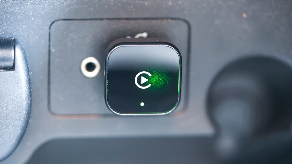 Der kleine Adapter sitzt im USB-Anschluss und nimmt kaum Platz weg. Bei mir liegt der Anschluss in der Mittelkonsole – Probleme mit der Verbindung konnte ich nicht feststellen. (Bildquelle: GameStar Tech)