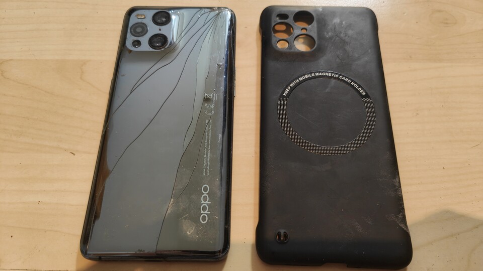 Mein langjähriger treuer Begleiter, das Oppo Find X3 Pro, hatte noch ganz andere Probleme als nur den Akku. Rechts daneben: Die Magsafe-Hülle.