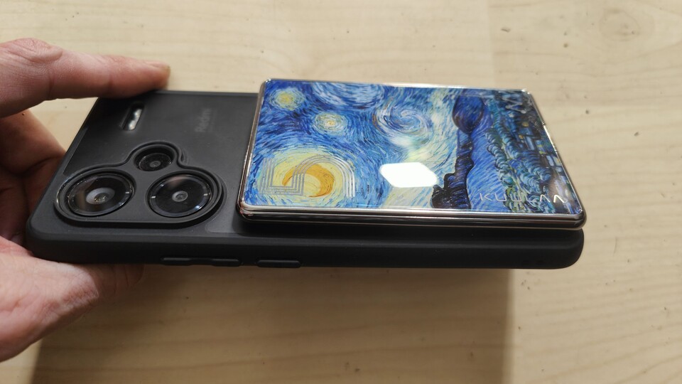 Der Akku mit 5.000 mAh reicht nicht ganz, um das Handy einmal komplett voll zu laden - dafür sind die Verluste auch durchs kabellose Laden zu groß. Aber sie können gut über den Tag retten, ohne dabei zu sperrig für den Alltag zu sein. GIbt es hier eigentlich noch weitere Van-Gogh-Fans?