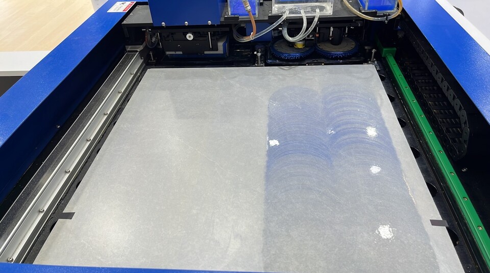 Hier seht ihr gut den Unterschied beim Wischen mit Walze (links) vs Wischmops (rechts). Foto: Mirco Kämpfer @ IFA 2025