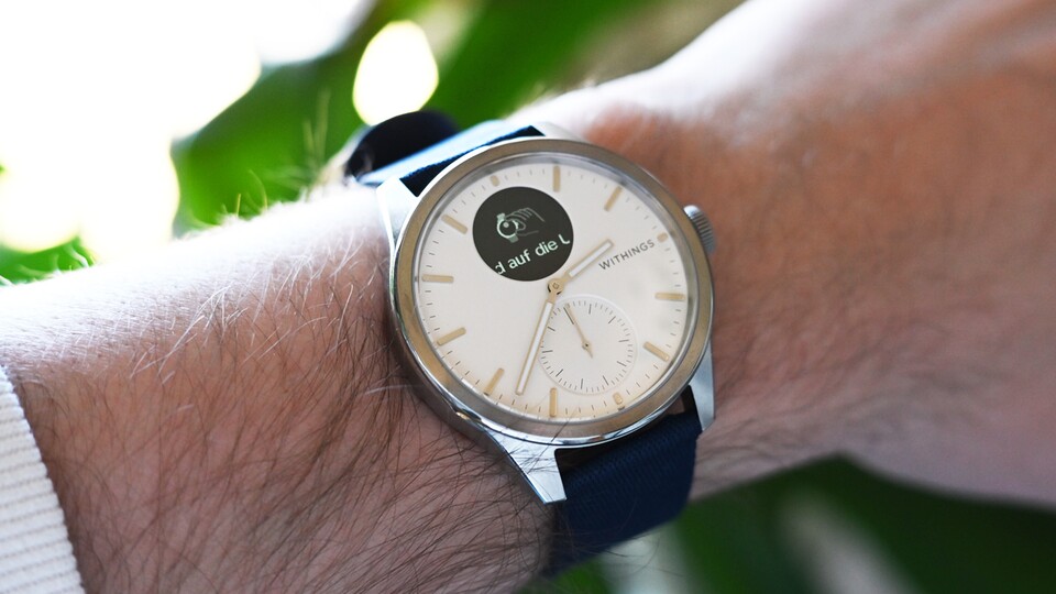 Das Design der Withings Scanwatch 2 ist zeitlos und erinnert an eine klassische Uhr.